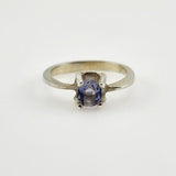 Anillo Iolita Plata 950 vista frontal detallando la gema redonda y el delicado engaste de grifas - Anillos
