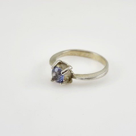 Anillo Iolita Plata 950 detalle del deslumbrante color azul violeta y la banda de plata cepillada. - Anillos