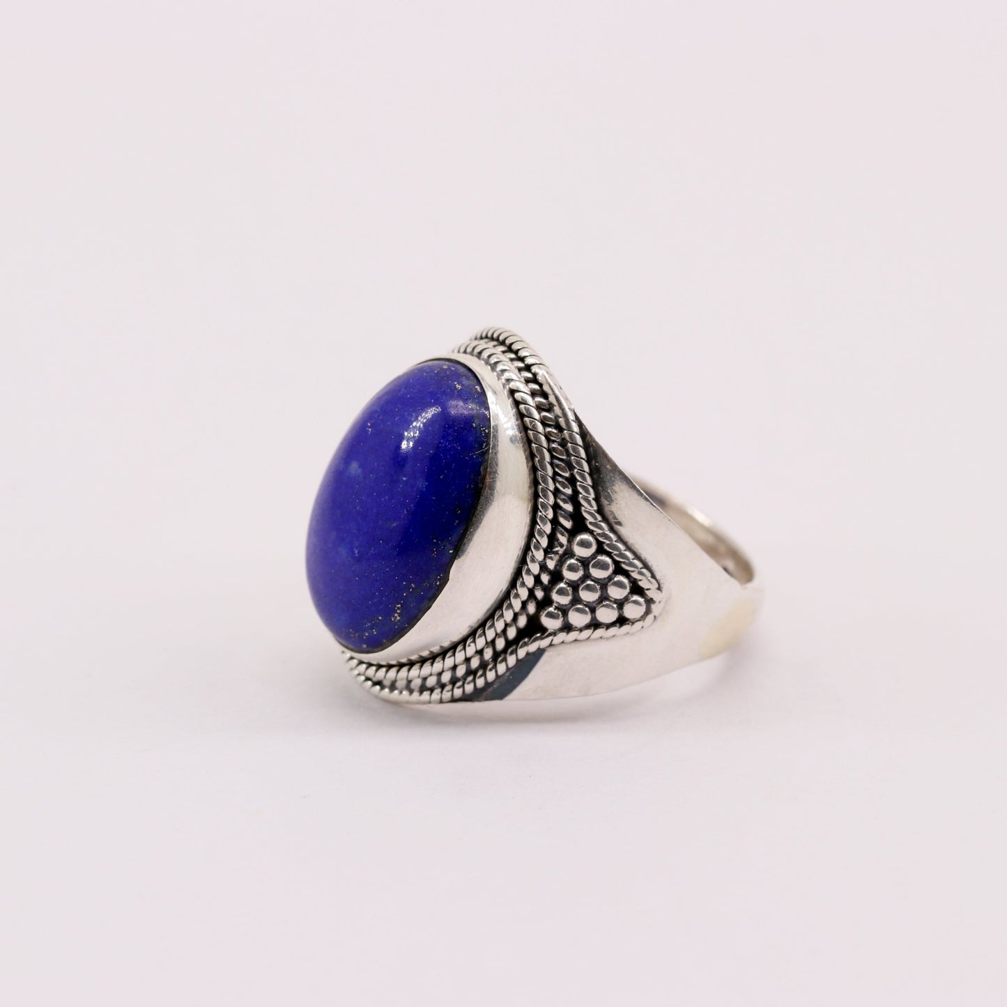 Anillo de Lapislázuli en Plata 925 con gran cabujón oval azul y detalles de filigrana artesanal- Anillos