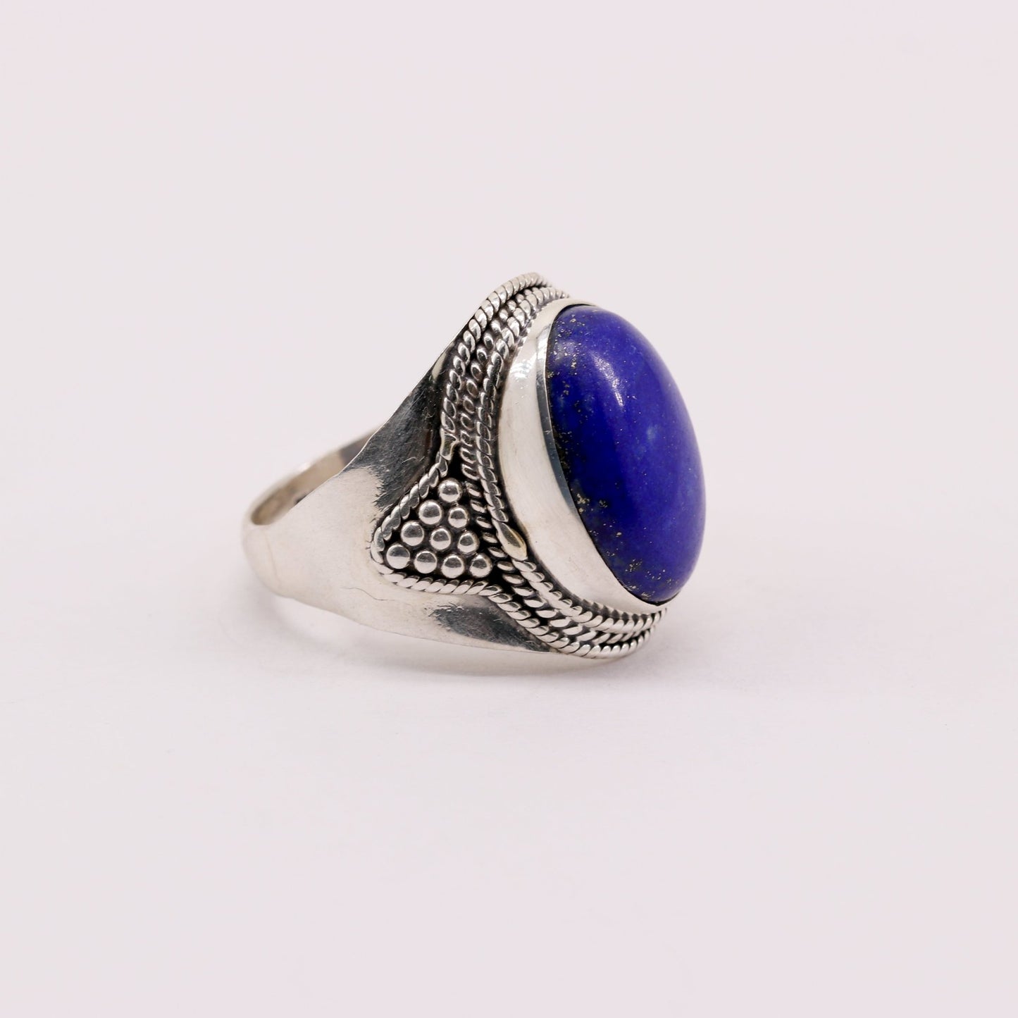 Anillo de Lapislázuli en Plata 925 con gran cabujón oval azul y detalles de filigrana artesanal- Anillos