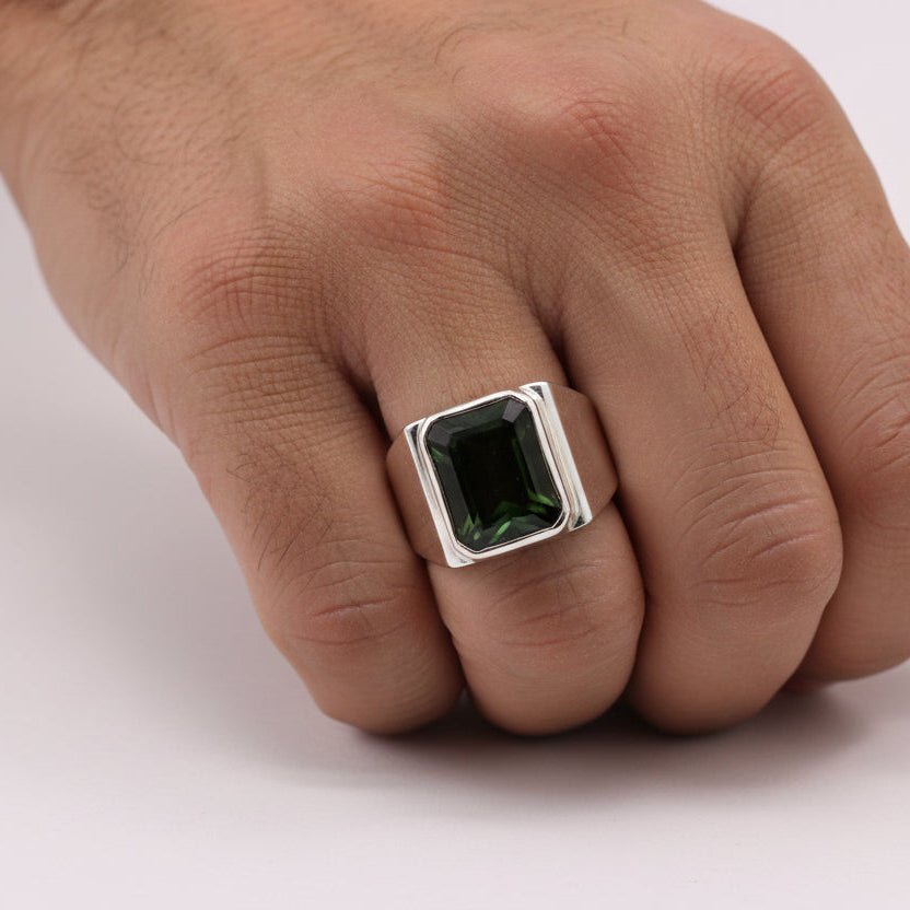Anillo de Moldavita en Plata 950 con gema rectangular verde intenso de origen meteórico I Anillos