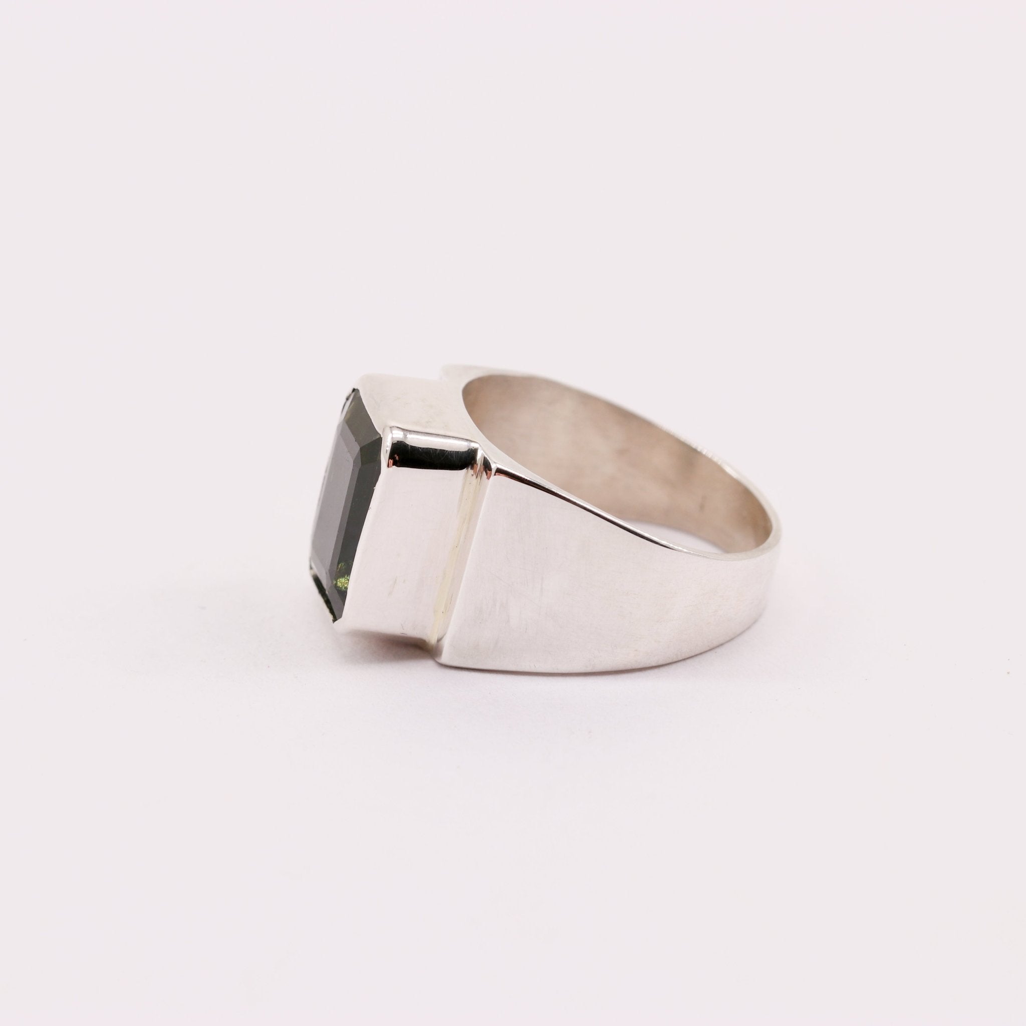 Anillo de Moldavita en Plata 950 con gema rectangular verde intenso de origen meteórico I Anillos