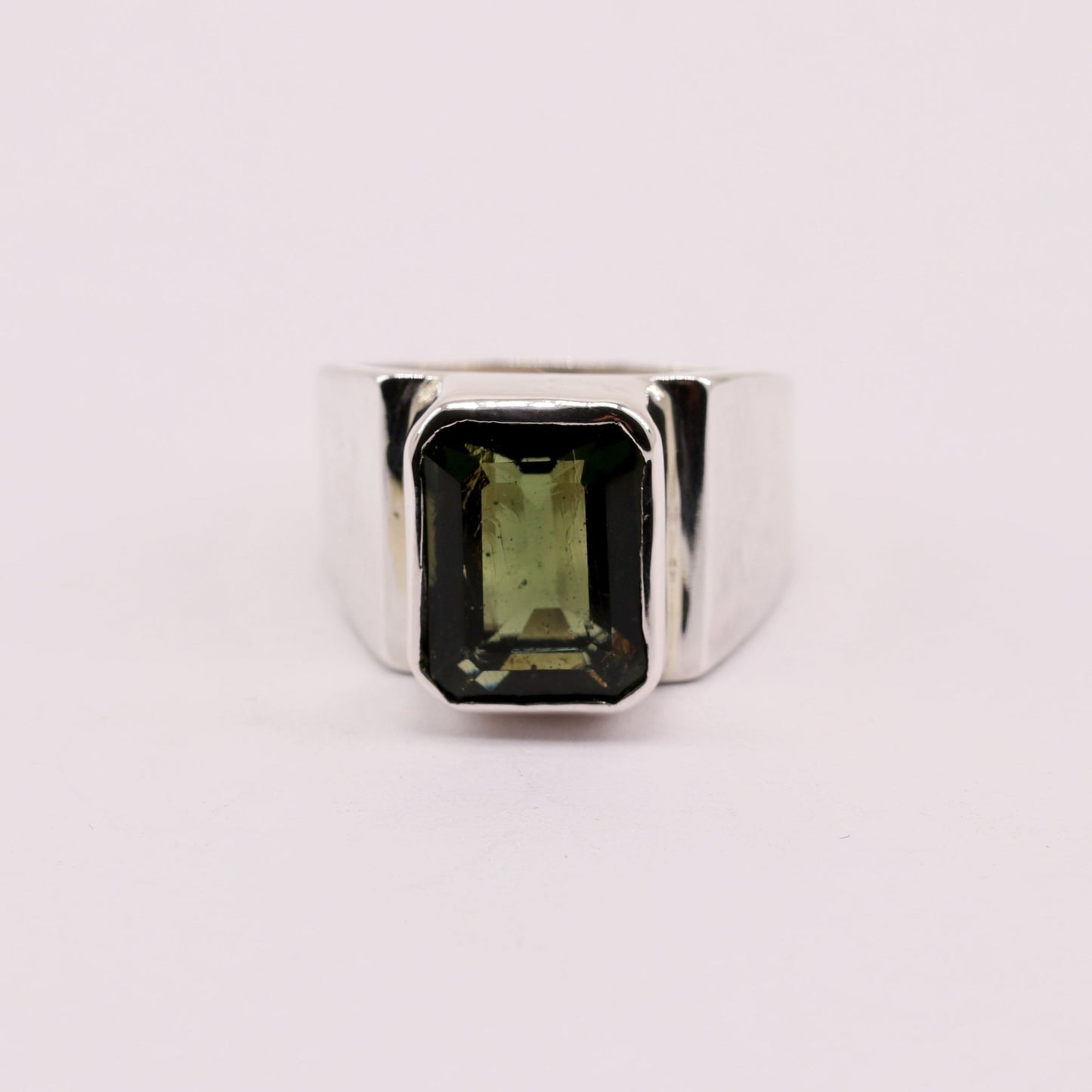 Anillo de Moldavita en Plata 950 con gema rectangular verde intenso de origen meteórico I Anillos