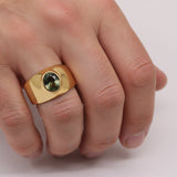 Anillo de Moldavita en Oro 18K con facetado oval y engaste artesanal sobre fondo neutro - Anillos