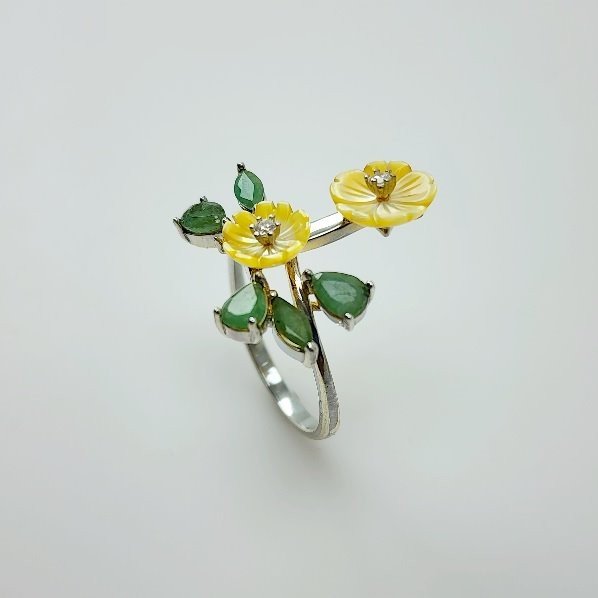 Anillo de Nacar, esmeraldas y cubic zirconia - Anillos