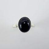 Anillo de Ónix Cabujón en Plata 950 de diseño unisex con gema negra ovalada sobre fondo neutro - Anillos