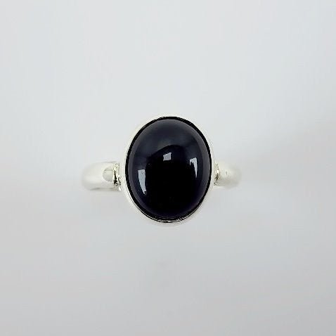 Anillo de Ónix Cabujón en Plata 950 de diseño unisex con gema negra ovalada sobre fondo neutro - Anillos