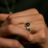 Anillo de Ónix en Plata 950 Talla 22 con cabujón ovalado y texturas artesanales sobre fondo neutro- Anillos