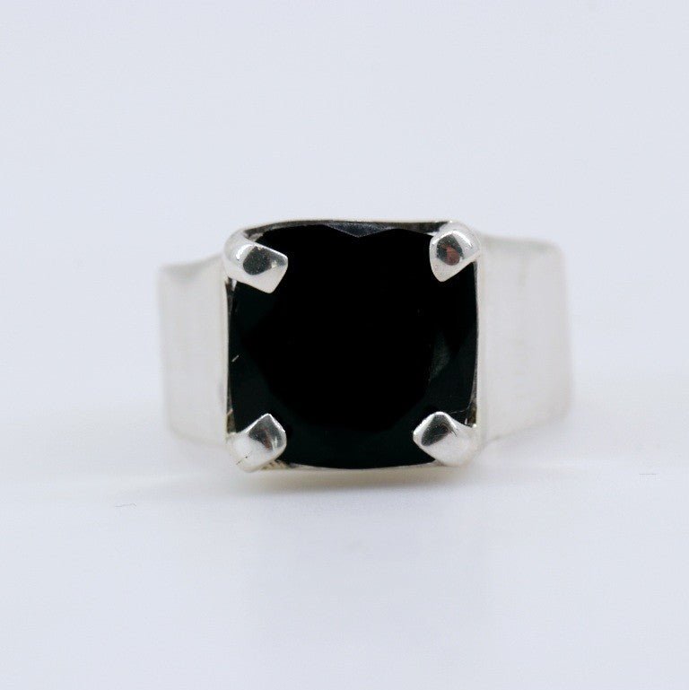 Anillo de Ónix cuadrado en Plata 950 con piedra natural facetada en formato cuadrado de 11x11 mm sobre mano. - Anillos
