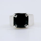 Anillo de Ónix cuadrado en Plata 950 con piedra natural facetada en formato cuadrado de 11x11 mm sobre mano. - Anillos
