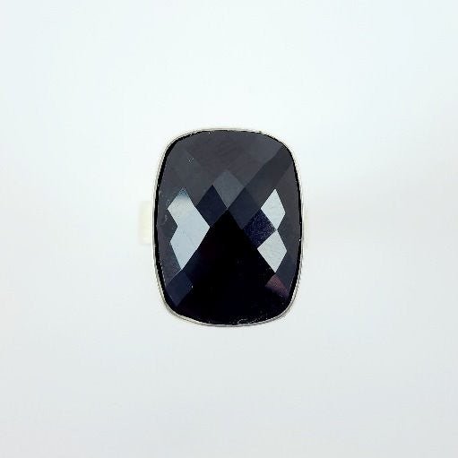 Anillo de Ónix en Plata 950 Texturizada con gema negra central sobre fondo neutro. - Anillos