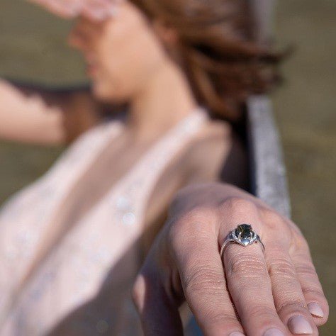 Anillo de Ópalo negro y cubic zirconia - Anillos