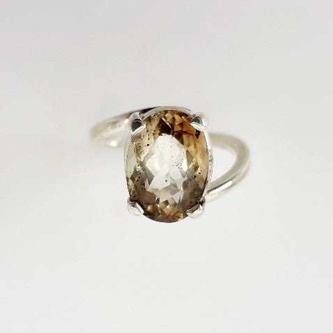 Anillo de Topacio Imperial en Plata 950 con facetado oval y diseño simple sobre fondo neutro - Anillos