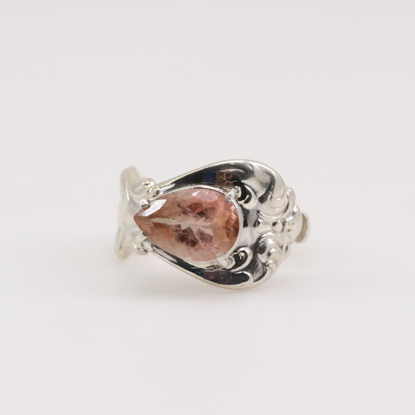 Anillo regulable de Topacio Imperial en Plata 925 con grabados artesanales de 1900 y corte gota. - Anillos
