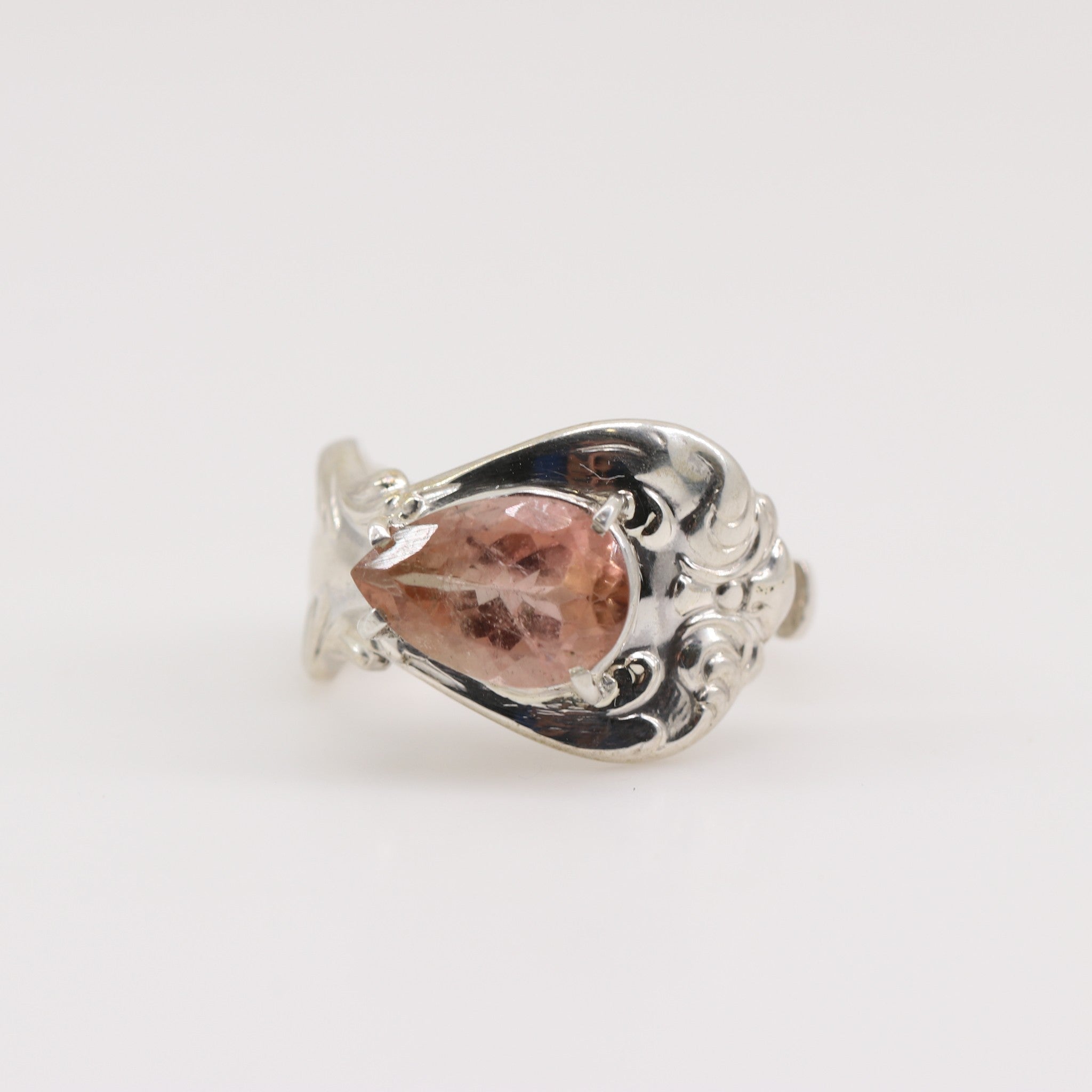 Anillo regulable de Topacio Imperial en Plata 925 con grabados artesanales de 1900 y corte gota. - Anillos