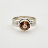 Anillo de Topacio Imperial Talla 24 con banda de Plata 950 forjada a martillo y engaste en bisel. - Anillos