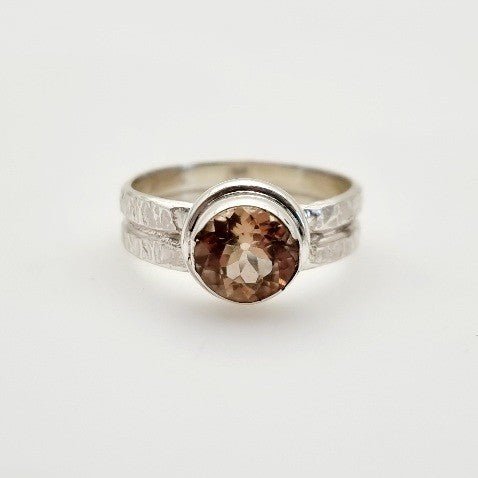 Anillo de Topacio Imperial Talla 24 con banda de Plata 950 forjada a martillo y engaste en bisel. - Anillos