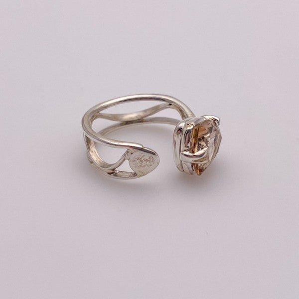 Anillo de Topacio Imperial en Plata 950 con diseño regulable. - Anillos