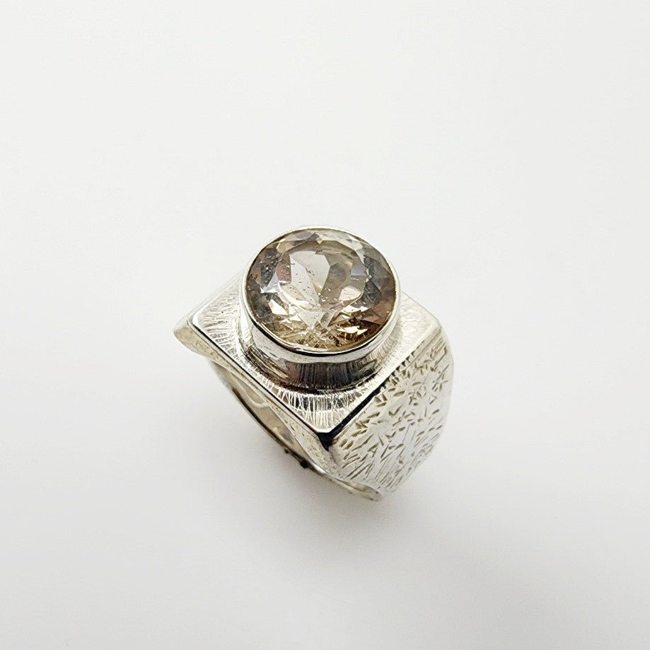 Anillo de Topacio Imperial talla 24 con banda de Plata 950 forjada y engaste en bisel.- Anillos