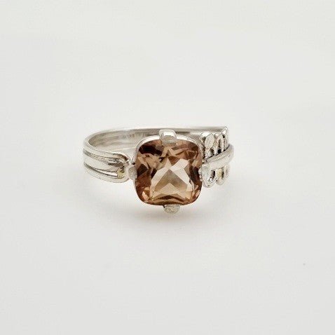 Anillo de Topacio Imperial Cuadrado en Plata 950 con banda triple y detalle de autor sobre fondo neutro. - Anillos