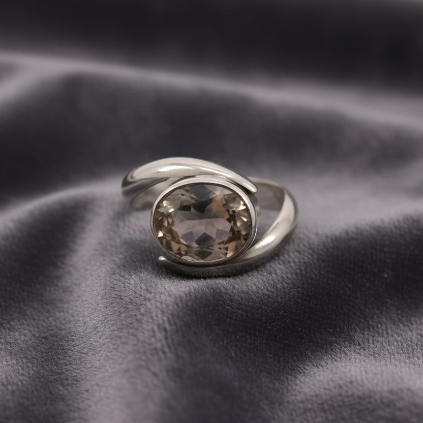 Anillo de Topacio Imperial Bi-color en Plata 950, diseño elegante con piedra oval y detalles de color naranja y azul. - Anillos