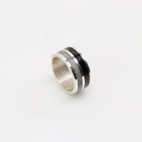 Anillo de Turmalina Negra y Ónix en Plata 950 con diseño artesanal de alto brillo sobre mano. - Anillos