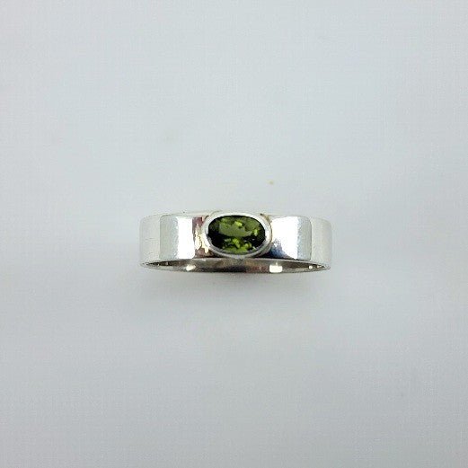 Anillo de Turmalina Verde Oval en Plata 950 con engaste perimetral que resalta la tonalidad cromo de la piedra natural.