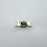 Anillo de Turmalina Verde Oval en Plata 950 con engaste perimetral que resalta la tonalidad cromo de la piedra natural.