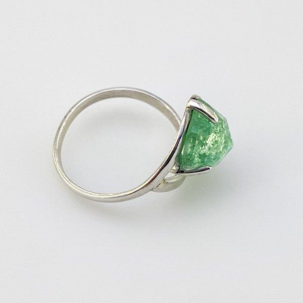 Anillo de Turmalina Verde vista lateral - Anillos