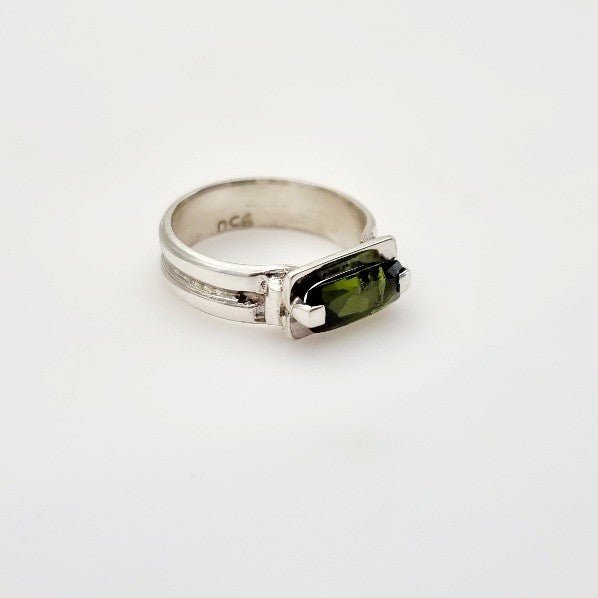 Anillo de Turmalina Verde vista lateral - Anillos