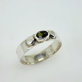 Anillo de Turmalina Verde Cromo en Plata 950 con fino engaste perimetral que resalta la piedra natural - Anillos