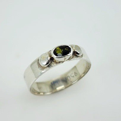 Anillo de Turmalina Verde Cromo en Plata 950 con fino engaste perimetral que resalta la piedra natural - Anillos