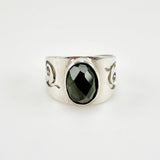 Anillo de Turmalina Verde en Plata 925 Talla 23 con corte Rose, engaste en bisel y banda con flores caladas. - Anillos