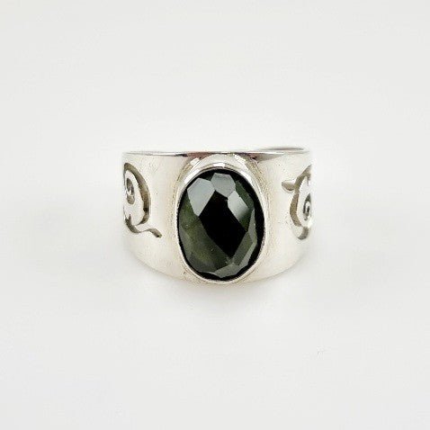 Anillo de Turmalina Verde en Plata 925 Talla 23 con corte Rose, engaste en bisel y banda con flores caladas. - Anillos