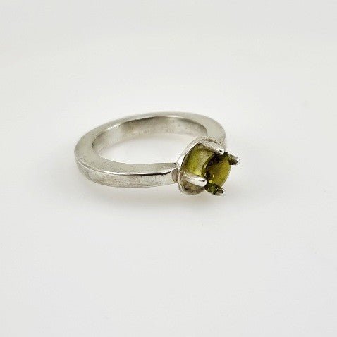 Anillo de Turmalina Verde en Plata 950 vista lateral - Anillos
