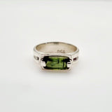 Anillo de Turmalina Verde en Plata 950 Talla 17 con cristal rectangular y banda doble.- Anillos