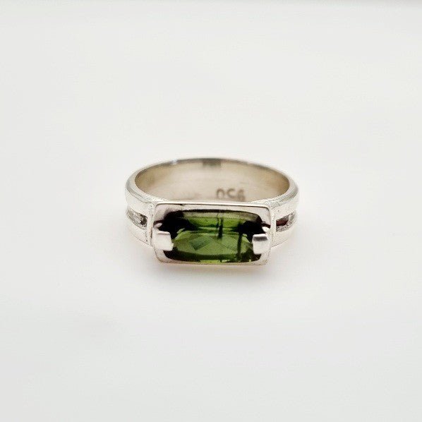 Anillo de Turmalina Verde en Plata 950 Talla 17 con cristal rectangular y banda doble.- Anillos