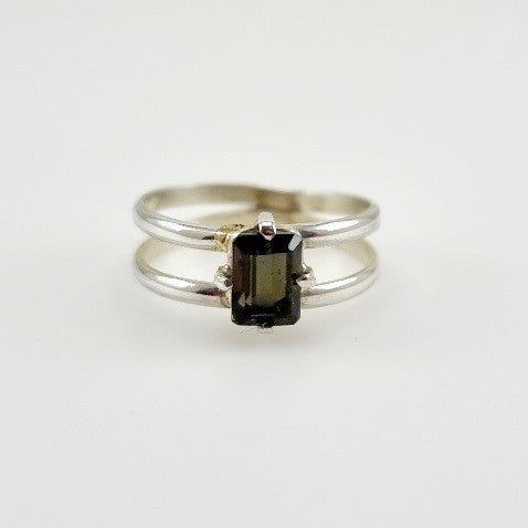 Anillo de Turmalina Verde en Plata 950 con engaste de grifas sobre elevada y doble aro. - Anillos