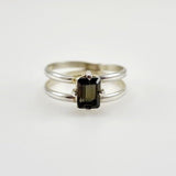Anillo de Turmalina Verde en Plata 950 con engaste de grifas sobre elevada y doble aro. - Anillos