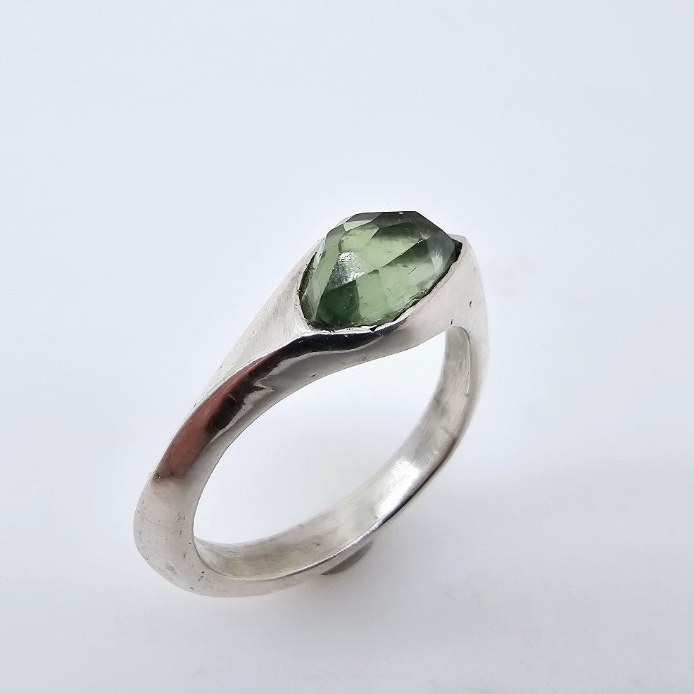 Anillo de Turmalina Verde Corte Rose en Plata 950 exhibiendo su facetado irregular sobre fondo neutro - Anillos