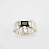 Anillo Turmalina Verde Oscura Plata 950 facetado rectangular con engaste de grifas sobre fondo neutro - Anillos