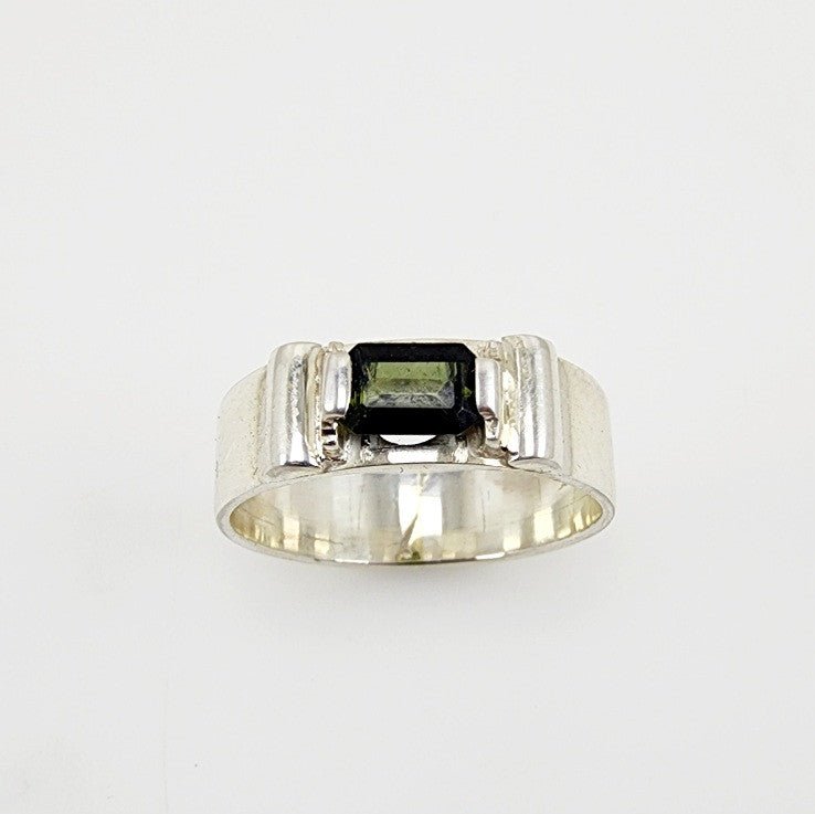 Anillo Turmalina Verde Oscura Plata 950 facetado rectangular con engaste de grifas sobre fondo neutro - Anillos