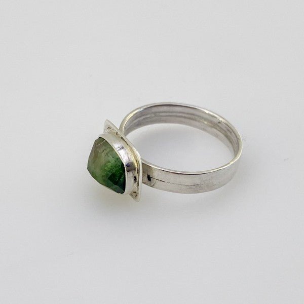 Anillo de Turmalina Verde en Plata 925 Talla Nº 14 vista lateral
