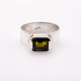 Anillo de Turmalina Verde en Plata 950 Talla 16 con facetado rectangular y engaste abierto de plata sobre fondo neutro