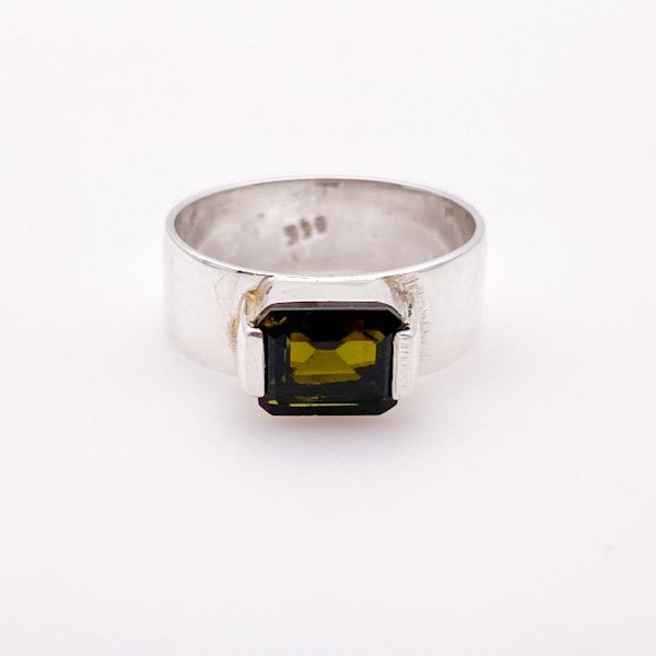Anillo de Turmalina Verde en Plata 950 Talla 16 con facetado rectangular y engaste abierto de plata sobre fondo neutro