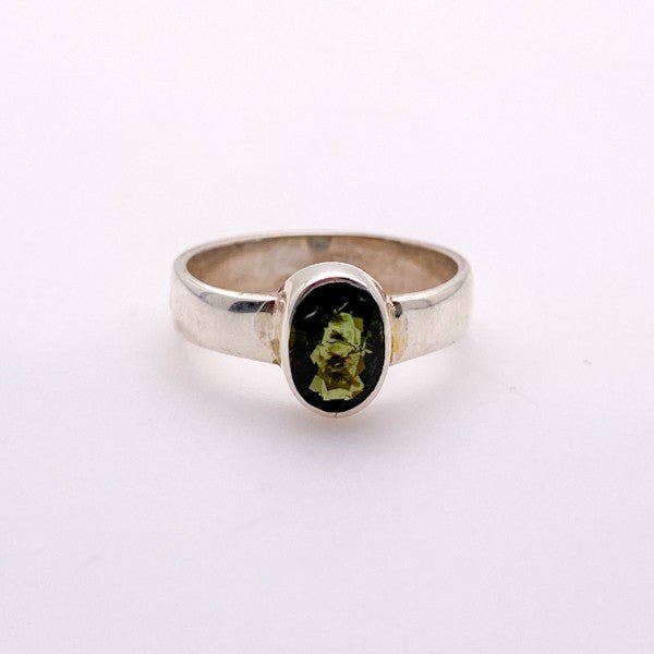Anillo de Turmalina Verde en Plata 950 Talla 15 con facetado oval y aro de contención de plata sobre fondo neutro. - Anillos