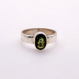 Anillo de Turmalina Verde en Plata 950 Talla 15 con facetado oval y aro de contención de plata sobre fondo neutro. - Anillos