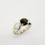 Anillo de Turmalina Verde Ondulado en Plata 950 T17 con detalles ondulados y piedra natural facetada circular.