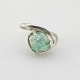 Anillo de Turmalina Verde en Plata 925 con facetado irregular y engaste de grifas rústico sobre fondo neutro - Anillos