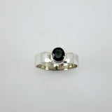 Anillo de Turmalina Verde en Plata 950 T16 con engaste perimetral que resalta el color de la piedra natural. - Anillos